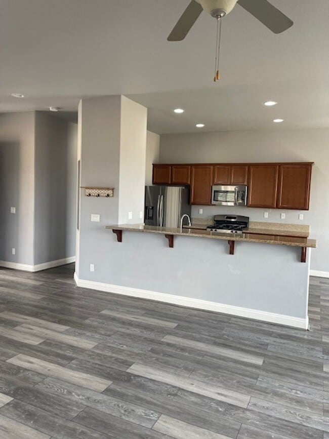 Building Photo - Newer Home