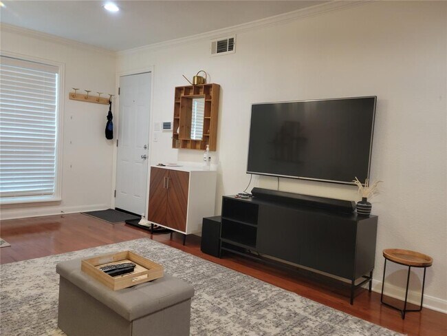 Foto del edificio - 5326 Fleetwood Oaks Ave