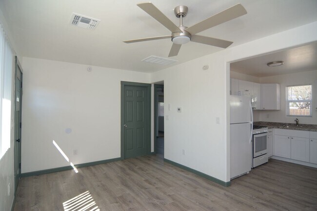 Foto del edificio - Remodeled 2 Bedroom 1 Bath Duplex! Great Central Tucson Location! 1/2 Month's Rent Free!