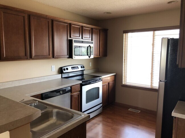 Building Photo - 1805 Goose Lake Cir