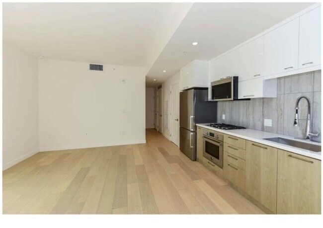 Studio - 400 S Broadway