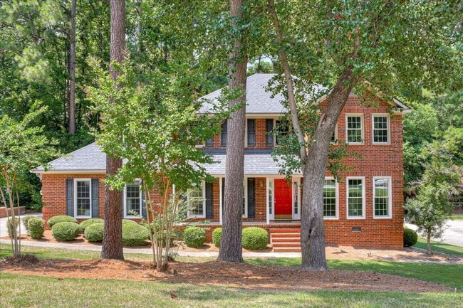 Building Photo - 4 bedroom 3 full bathroom home in heart of...