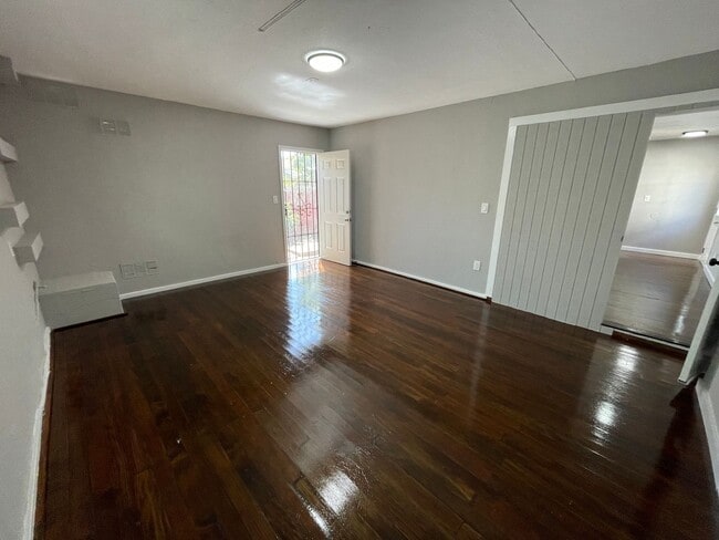 Foto del edificio - 3018-3020 Maple Ave
