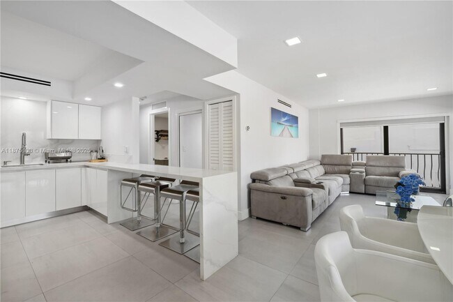 Building Photo - 5415 Collins Ave