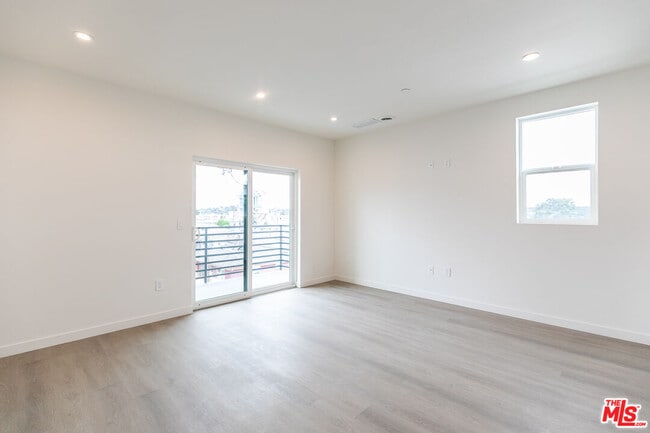 Building Photo - 1227 N Berendo St
