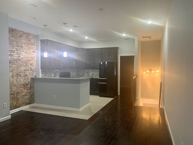 Foto del edificio - Stunning 2-Bedroom Apartment with Garage! ...