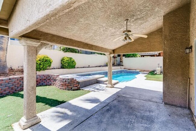 Building Photo - HUGE HOME With SPARKLING POOL in South Sho...