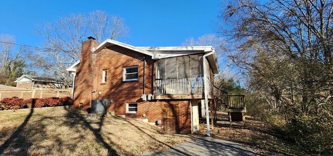 Building Photo - Brick Ranch Available Close to VW and Amazon!