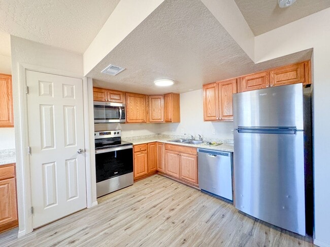 Foto del edificio - FOUR-PLEX SINGLE LEVEL APARTMENT - CLARKDALE