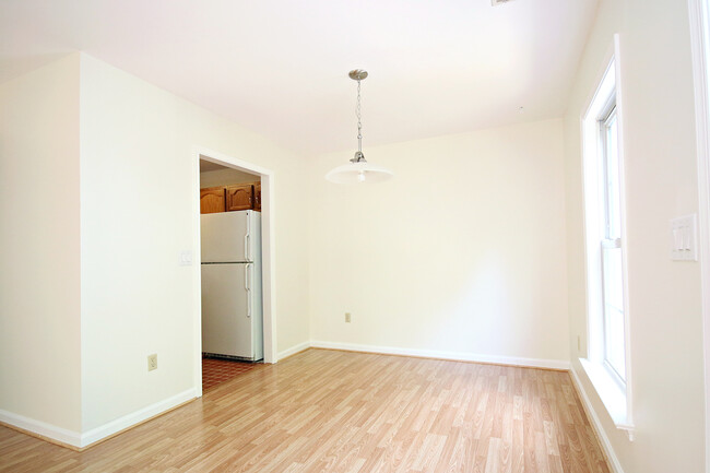 Building Photo - Pet Friendly Locust Meadows Townhome