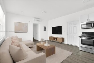 Building Photo - 402 NW 12th Ave