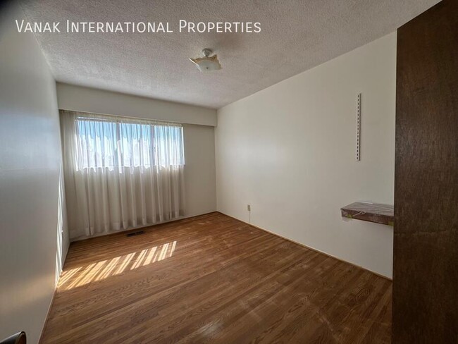Building Photo - 4BR Rental Home- Prime North Vancouver