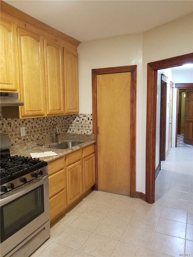 Foto del edificio - 64-20 Metropolitan Ave