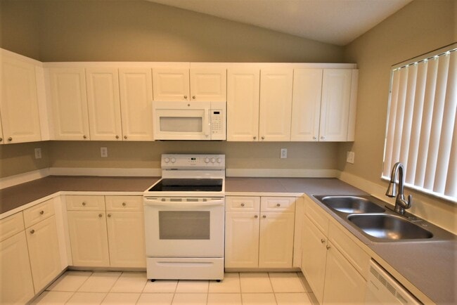 Building Photo - 12334 SW 143rd Ln