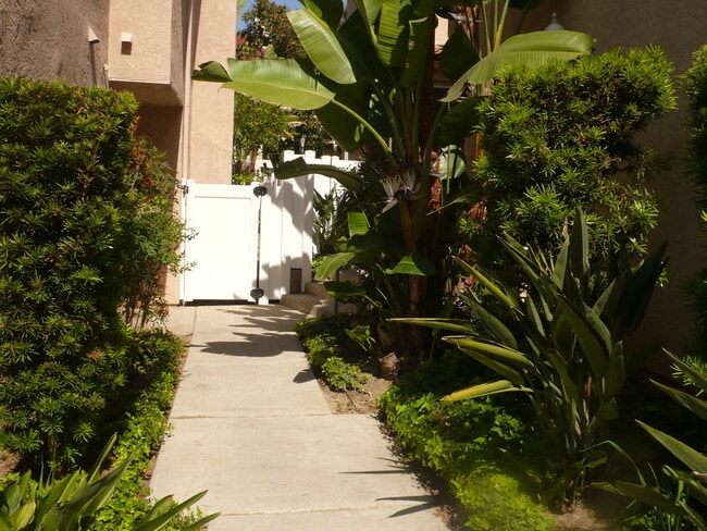 Building Photo - Gorgeous 3 Bed, 2.5 Bath Townhome In Ranch...