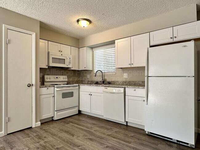 Foto del edificio - 2460 E Willamette Ave