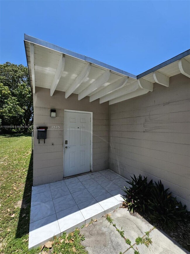 Foto del edificio - 1575 NE 128th St