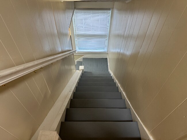 Building Photo - 201-203 W Acres St