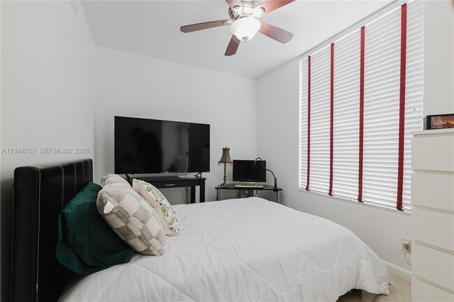 Foto del edificio - 8300 Sands Point Blvd