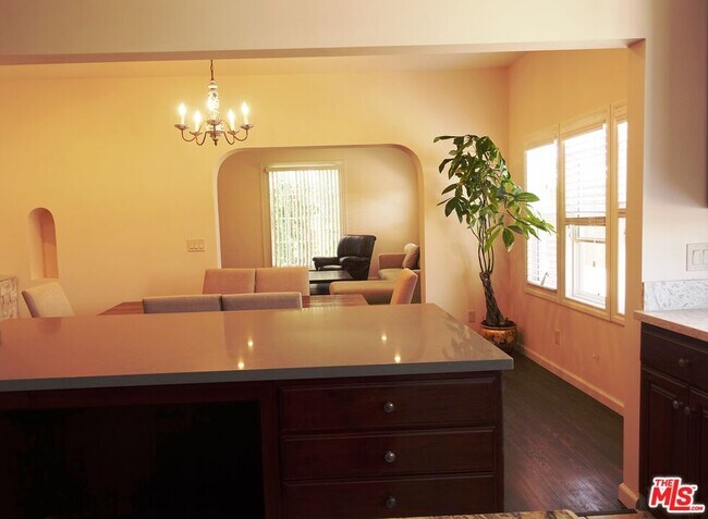 Foto del edificio - 10520 Eastborne Ave