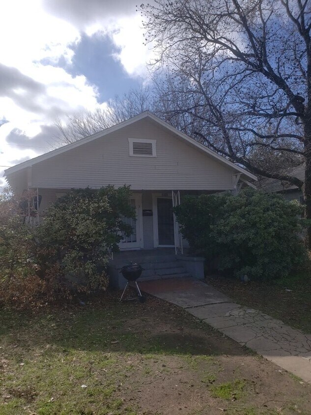 Photo - 3328 - 30 Avenue E