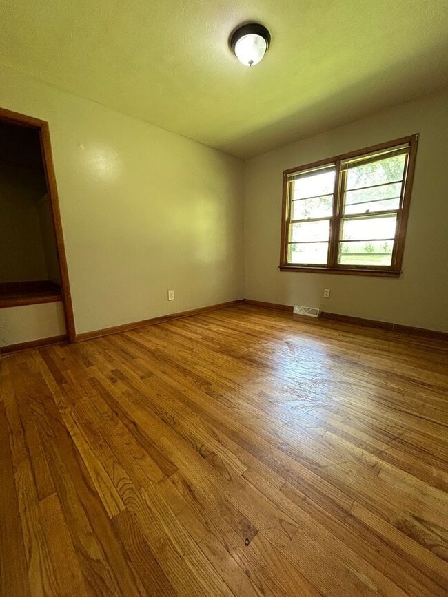 Building Photo - Three Bedroom Home!