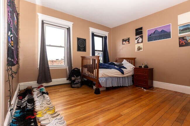 Building Photo - AWESOME ALLSTON 2 BED FOR 9/1