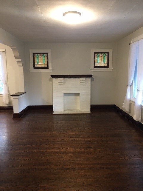 Large Living Room - 4001 Walsh St