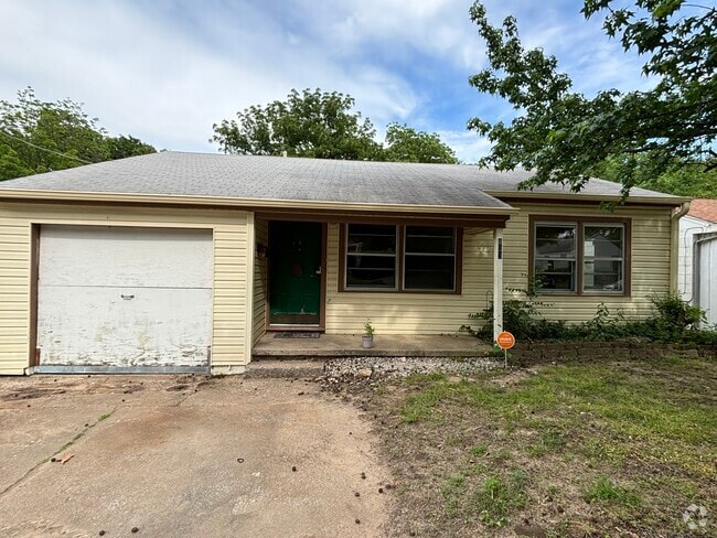 Building Photo - 823 N Oswego Ave
