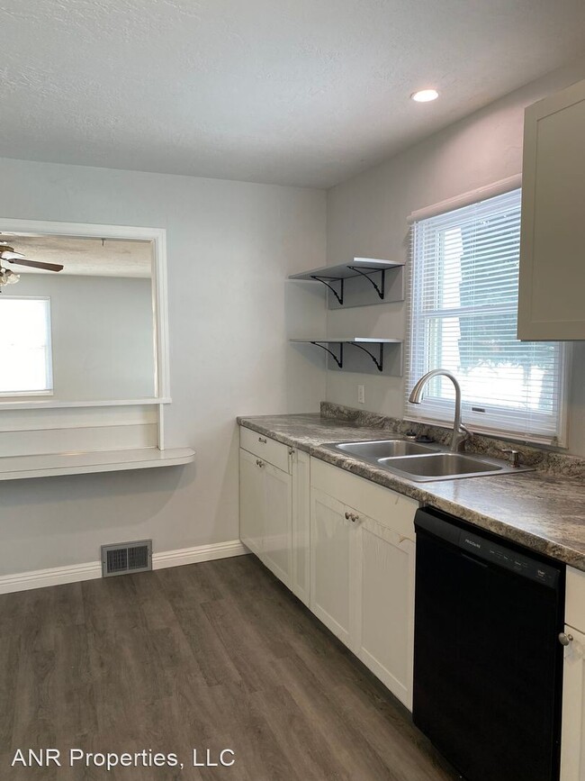 Foto del edificio - 5 br, 3 bath House - 120 N 2nd E
