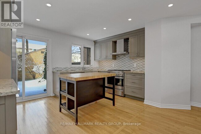 Building Photo - 261 BRUYERE STREET