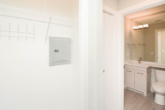 Foto del edificio - 450 W Barry Ave