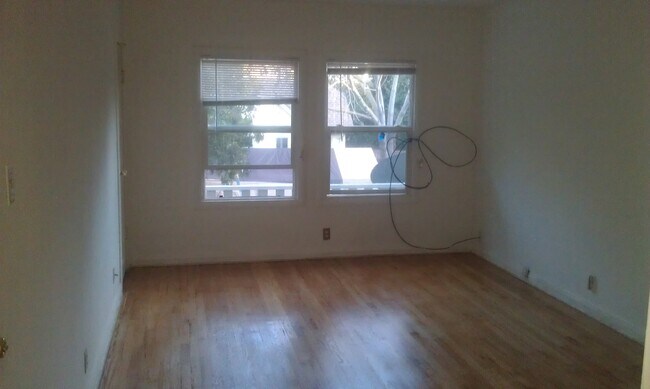 Sala de estar luminosa - 1066 Sherwood Ave