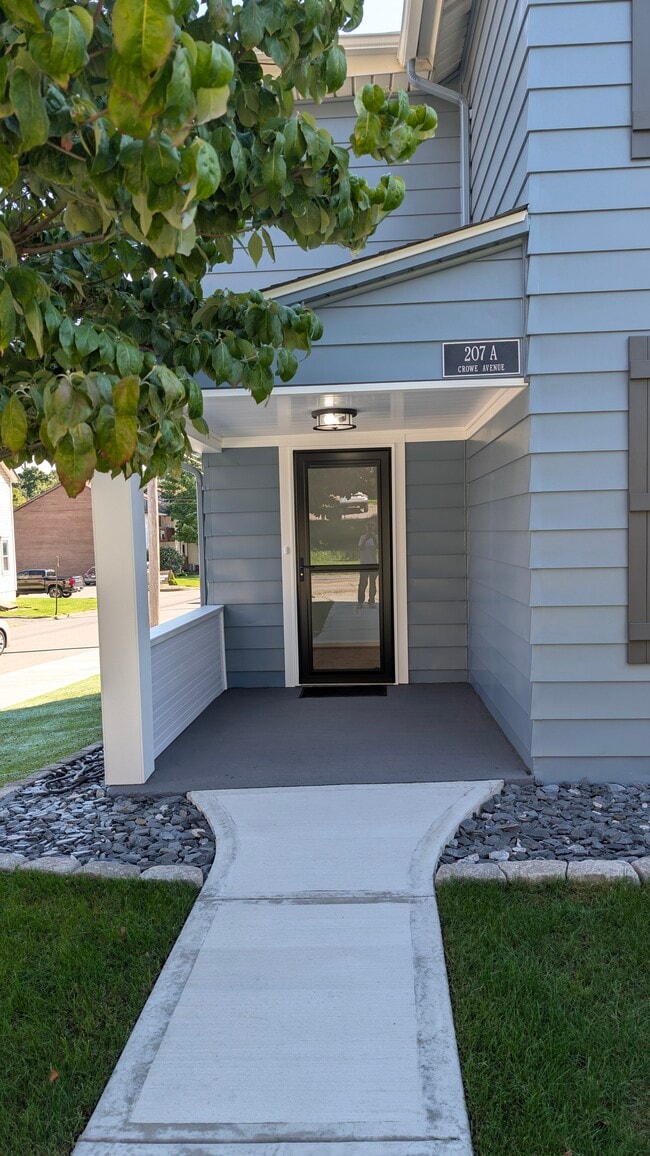 Building Photo - 207 Crowe Ave