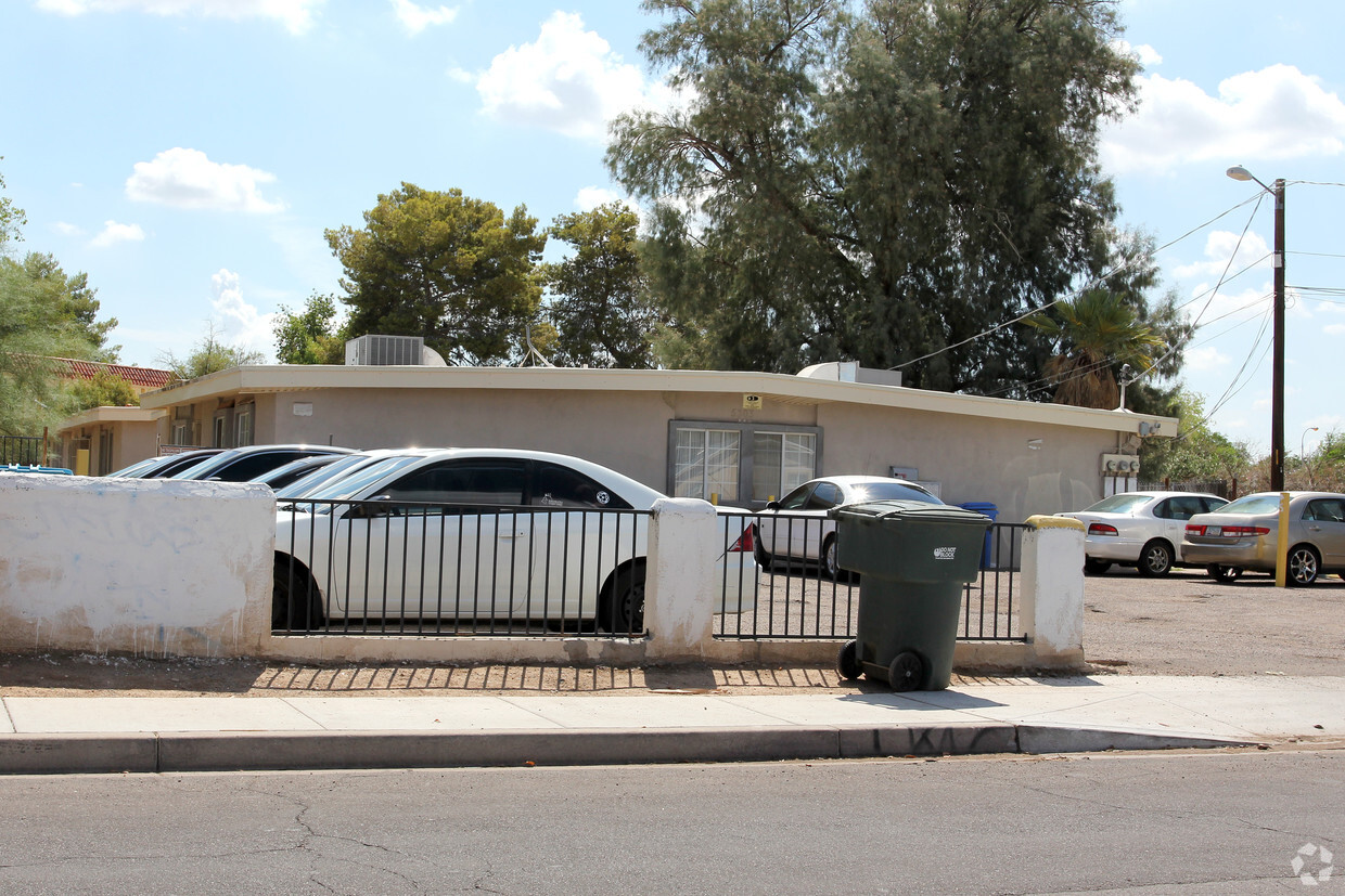 Building Photo - Camelback Six