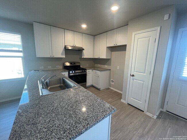 Foto del edificio - 430 Blue Stem Rd