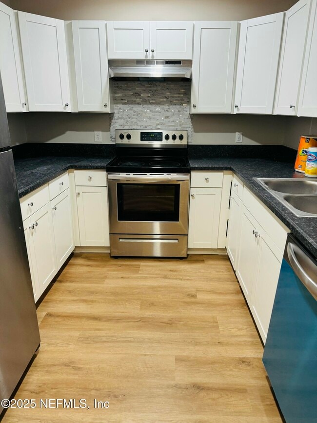 Building Photo - 8153 Settlers Landing Trail N