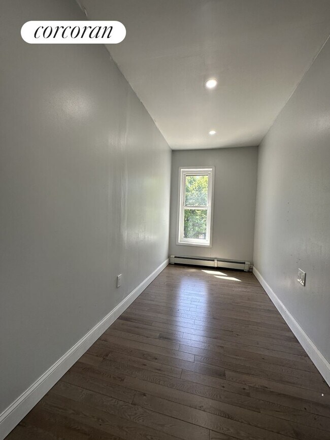 Foto del edificio - 437C Pulaski St