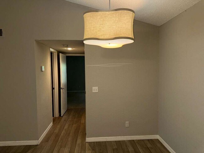Building Photo - Cozy 2/2 2nd Floor Condo by Millenia Mall! Available Now!