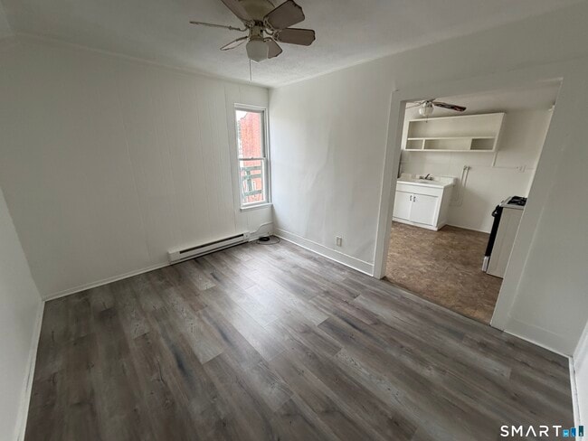 Building Photo - 571 Baldwin St