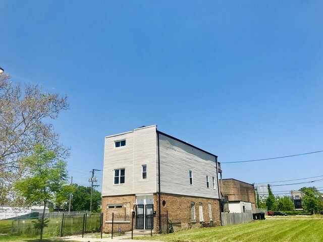 Primary Photo - 2526 W Monroe St