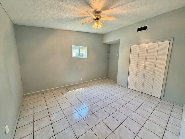 Foto del edificio - 2434 Shady Creek Ln