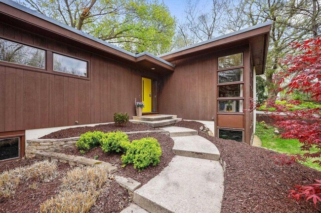 Building Photo - Mid-Century Home