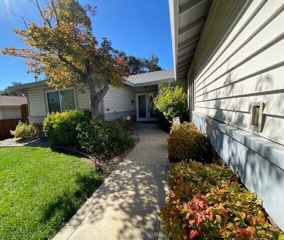 Foto del edificio - Welcome to this charming single-level home...