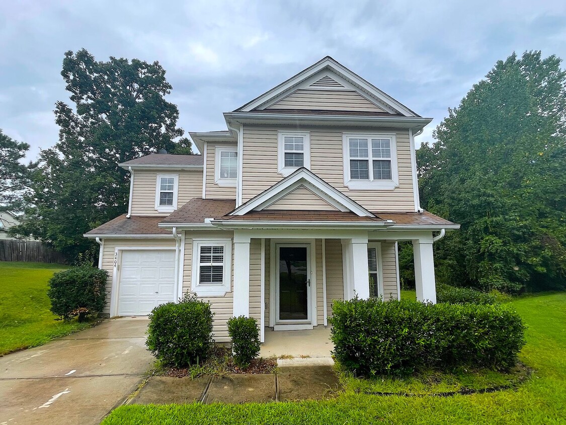 Foto principal - Well Maintained 2 Story Home in Raleigh!