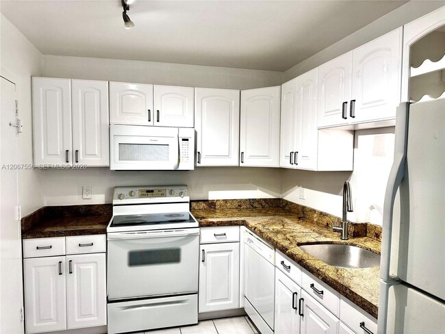 Building Photo - 400 Kings Point Dr