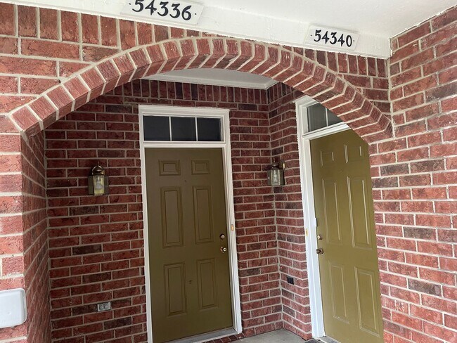 Building Photo - Shelby Township, 3-bedroom, 2-bath, Attach...