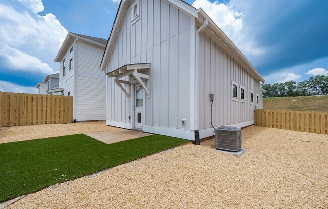 Foto del edificio - One Bedroom, no shared walls, fenced backy...