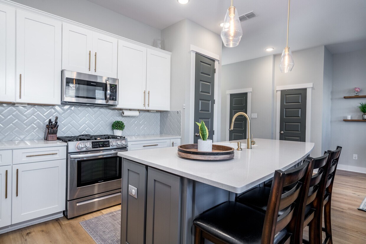 Foto principal - 968 Ford Pines Ln