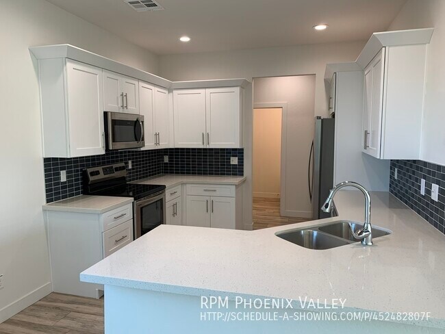 Building Photo - MOVE IN READY - Like New 3 bed/2.5 Town Ho...